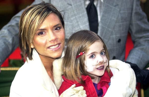 Kirsty Howard consiguió llegar al corazón de muchas celebrities, entre ellas, Victoria Beckham. La joven ha fallecido a los 20 años después de que los médicos le dieran tan solo unas semanas de vida cuando tenía cuatro años
