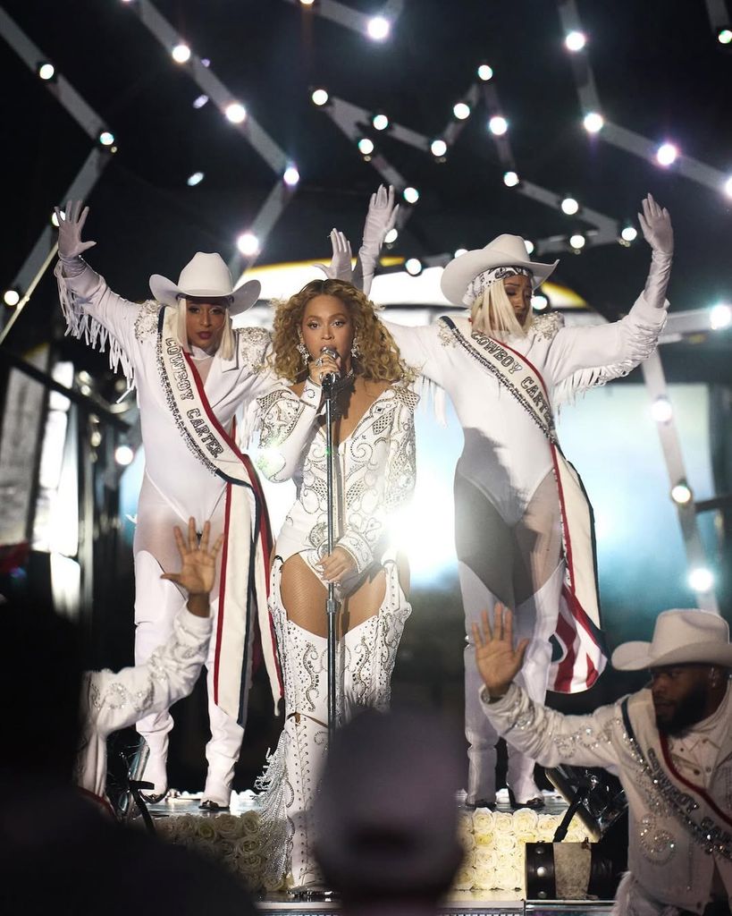 Beyoncé y su hija Blue Ivy realizaron una increíble actuación durante el espectáculo del medio tiempo del partido entre los Baltimore Ravens y los Houston Texans en el NRG Stadium el 25 de diciembre de 2024