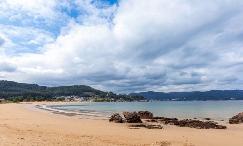 playa con bandera azul de area en viveiro lugo