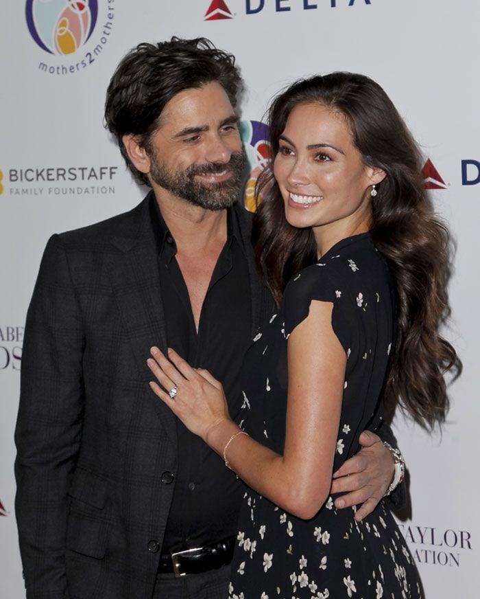 John Stamos y su mujer Caitlin McHugh