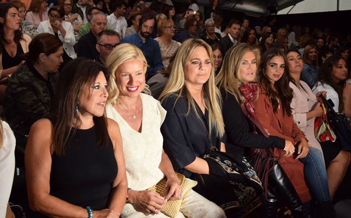 Anne Igartiburu siguió el desfile acompañada de Loles León, Isabel Sartorius, Susana Uribarri y Elena Furiase
