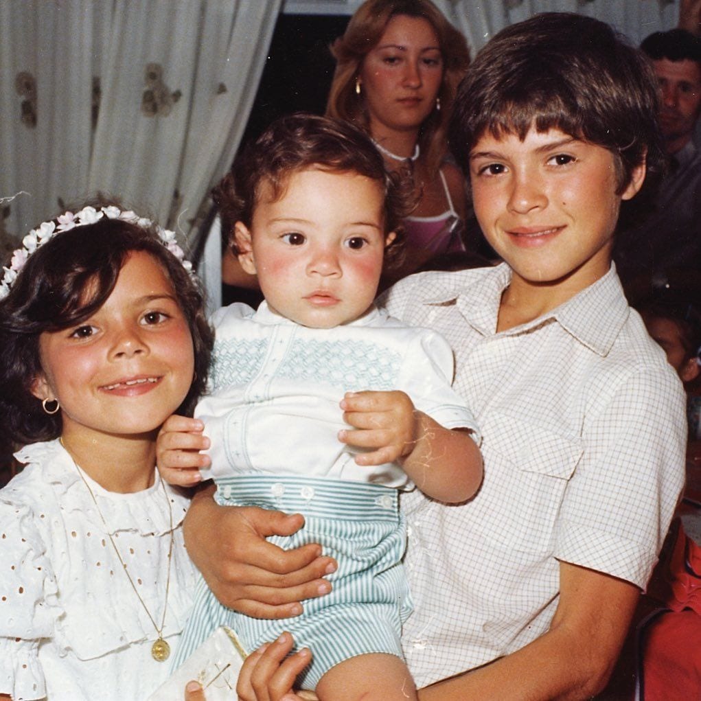 David Bisbal, en el centro, con su hermanos cuando eran pequeños