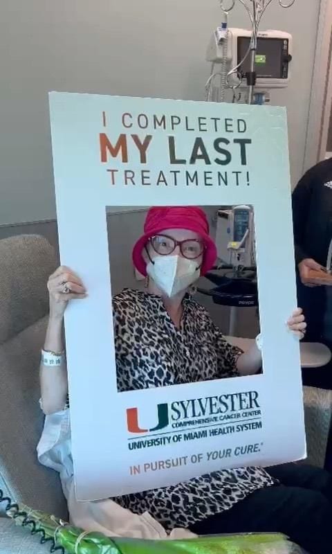 Lourdes del Río celebrando su última quimioterapia