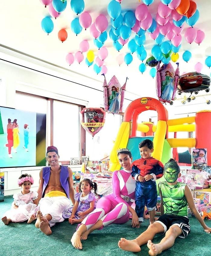 Georgina Rodríguez con Cristiano Ronaldo y sus hijos