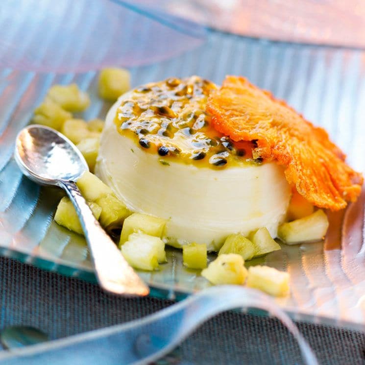 Flan relleno de fruta de la pasión con piña en texturas