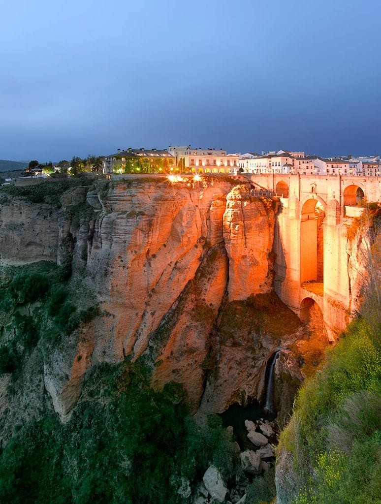 Panorámica del Parador de Ronda sobre el tajo y el puente, Málaga