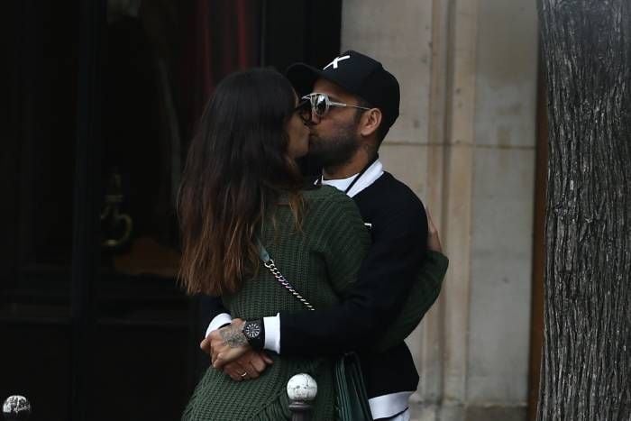 Dani Alves y Joana Sanz, beso