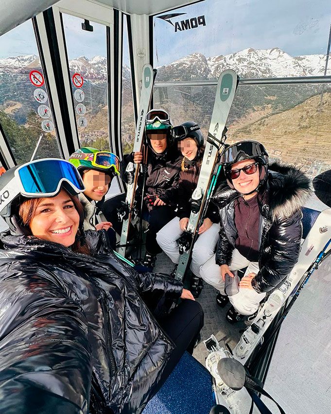 Nuria Roca con su familia en la nieve