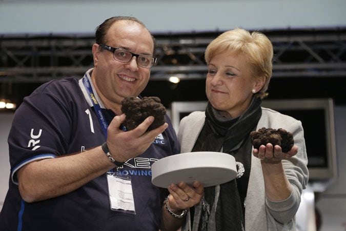 Andrea Tumbarello y Susi Díaz, después de pujar en la tradicional subasta benéfica de la trufa de Soria. Foto: Madrid Fusión.
