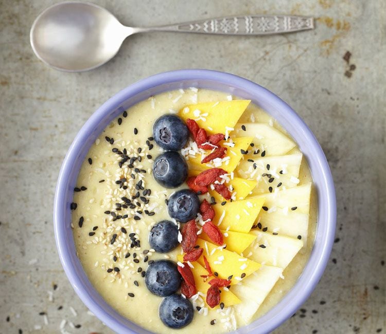 'Smoothie bowl' de mango, piña, bayas de Goji y leche de coco