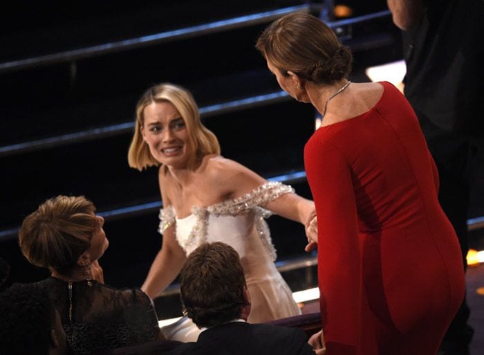 Margot Robbie felicita a su compañera de reparto en Yo, Tonya, Allison Janney, que se ha llevado el premio a Mejor Actriz Secundaria
