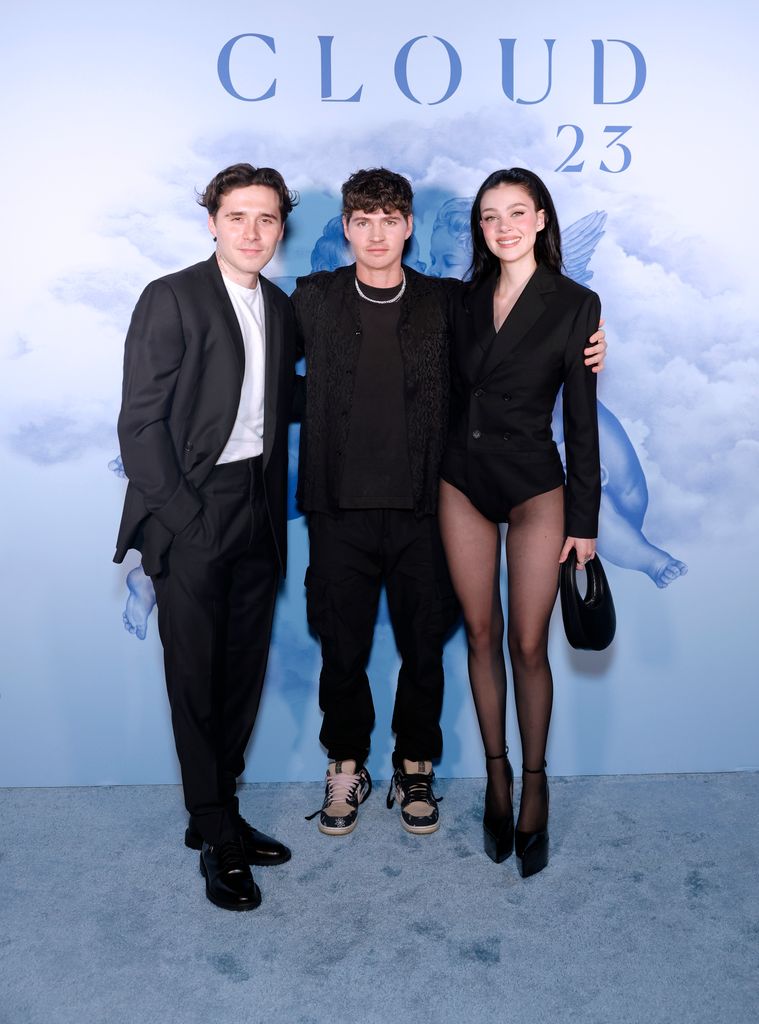 Brooklyn y Nicola también estuvieron acompañados por el hermano de la modelo Will Peltz