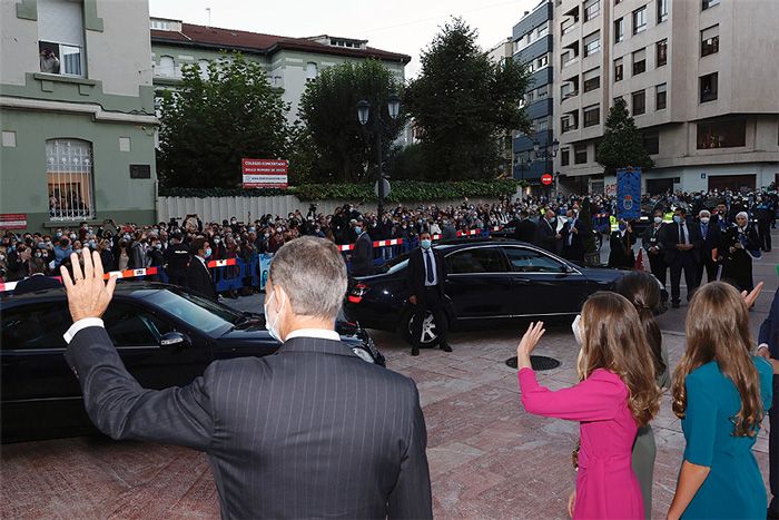 los reyes a su entrada al auditorio