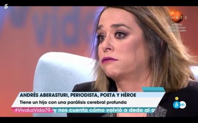 Toñi Moreno llora durante la entrevista a Andrés Aberasturi