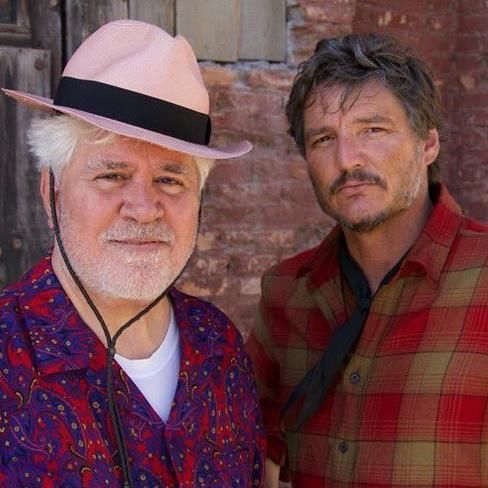 Pedro Pascal y Pedro Almodóvar, durante su rodaje en Almería, en agosto de 2021.