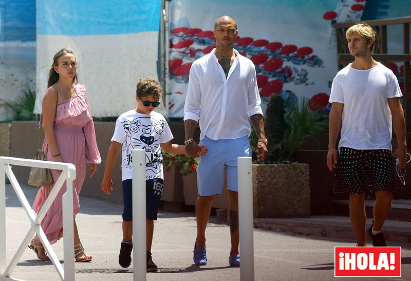 ¿Compromiso a la vista? Chloe Green luce un impresionante anillo en sus vacaciones con Jeremy Meeks