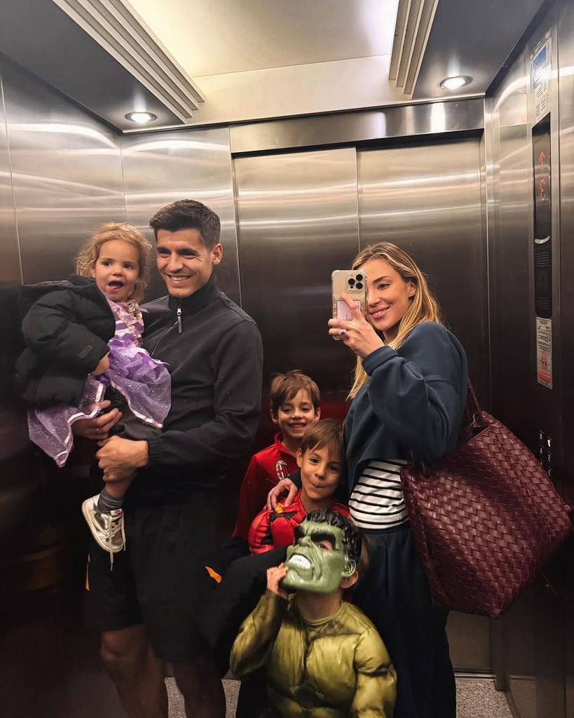 Alice Campello y Álvaro Morata con sus hijos