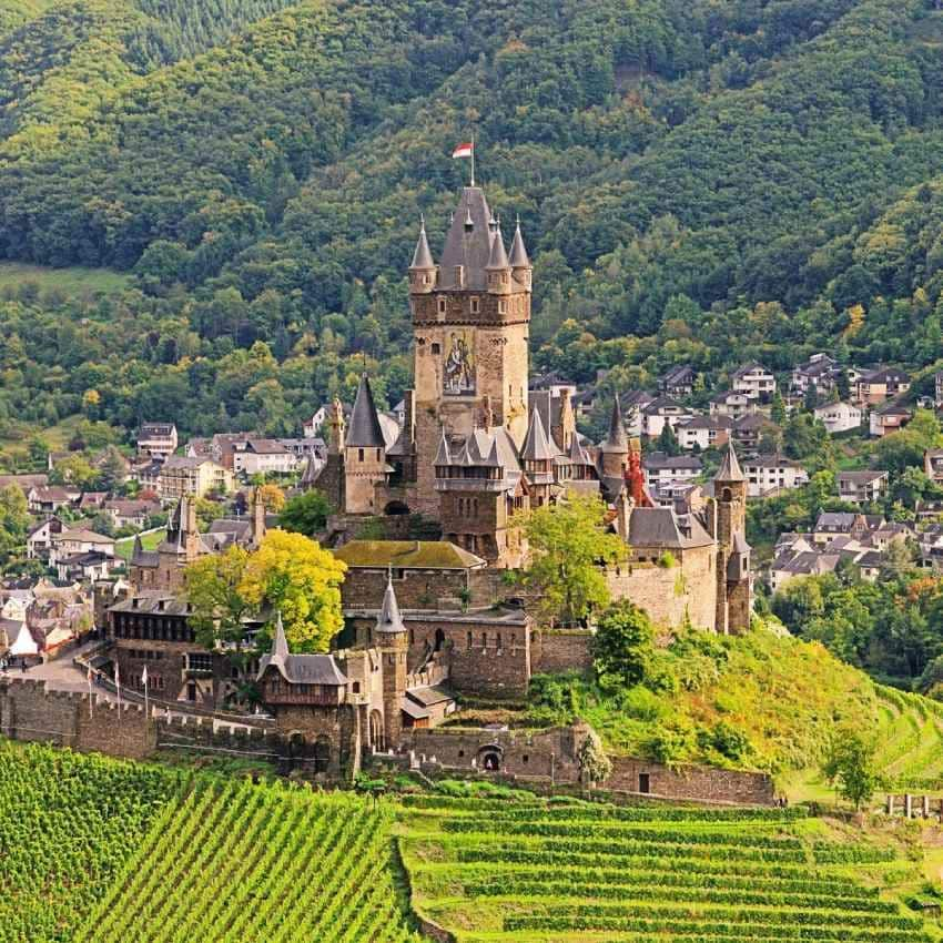 castillo de cochem en una colina del valle del mosela en alemania