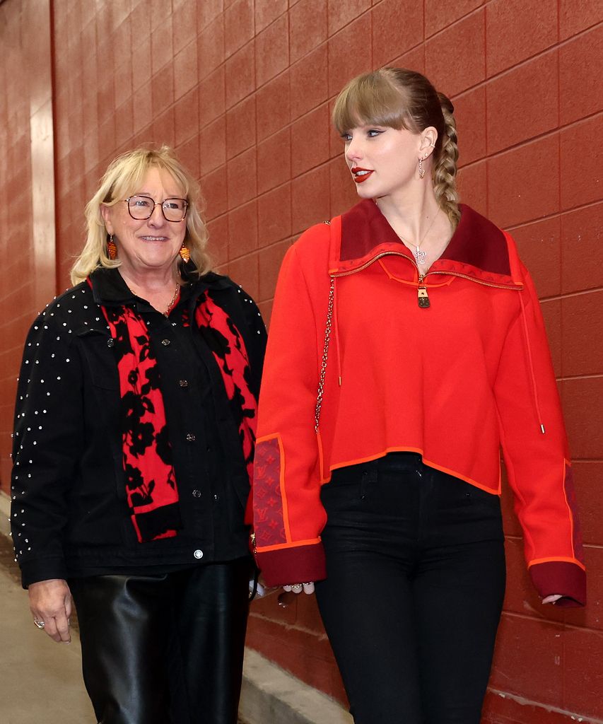 Taylor Swift y su suegra en el partido de Las Vegas Raiders contra Kansas City Chiefs