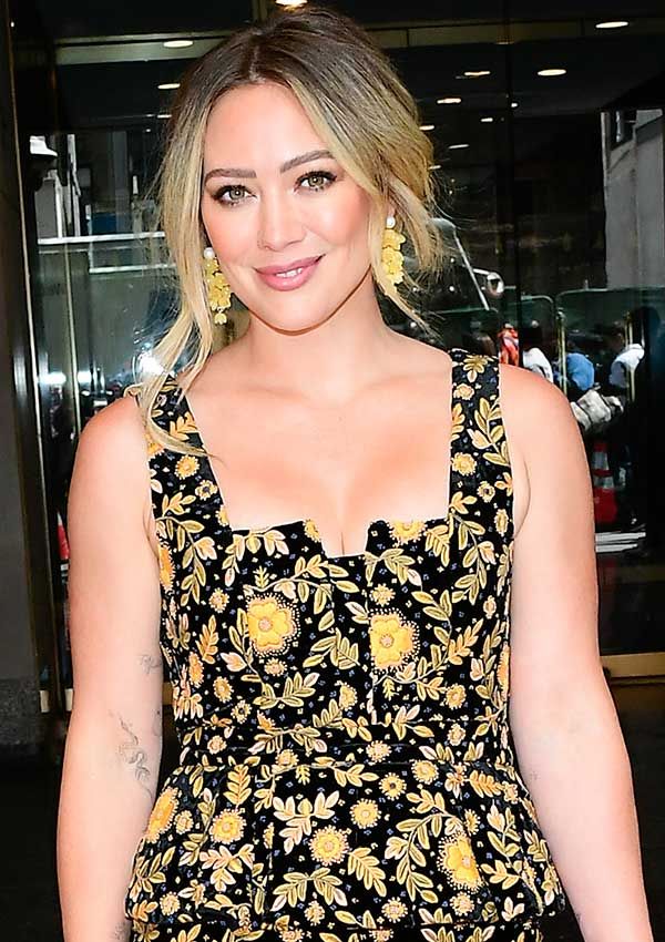 hilary duff con vestido de flores