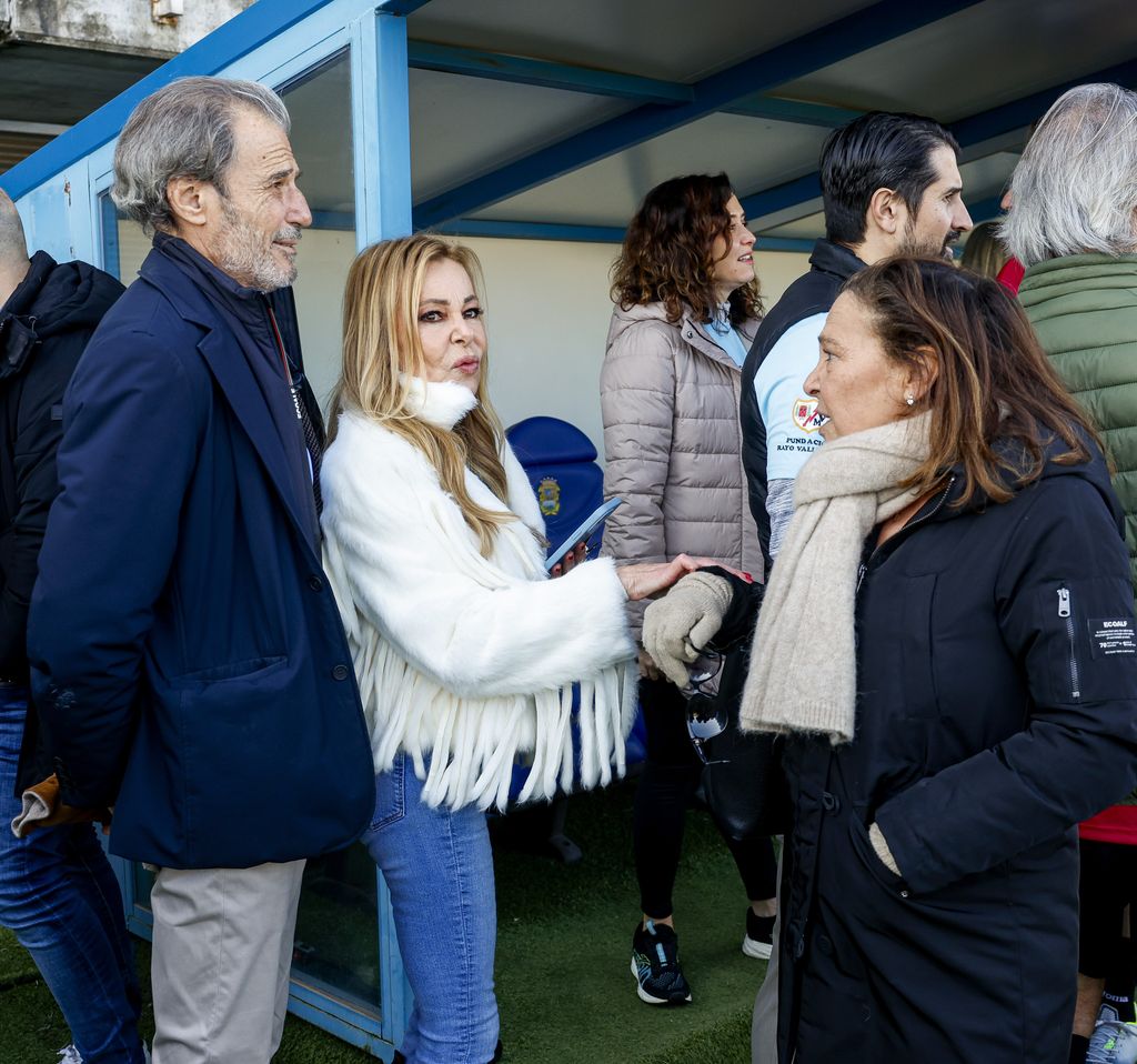 Ana charla con sus hermanos Javier y Celia