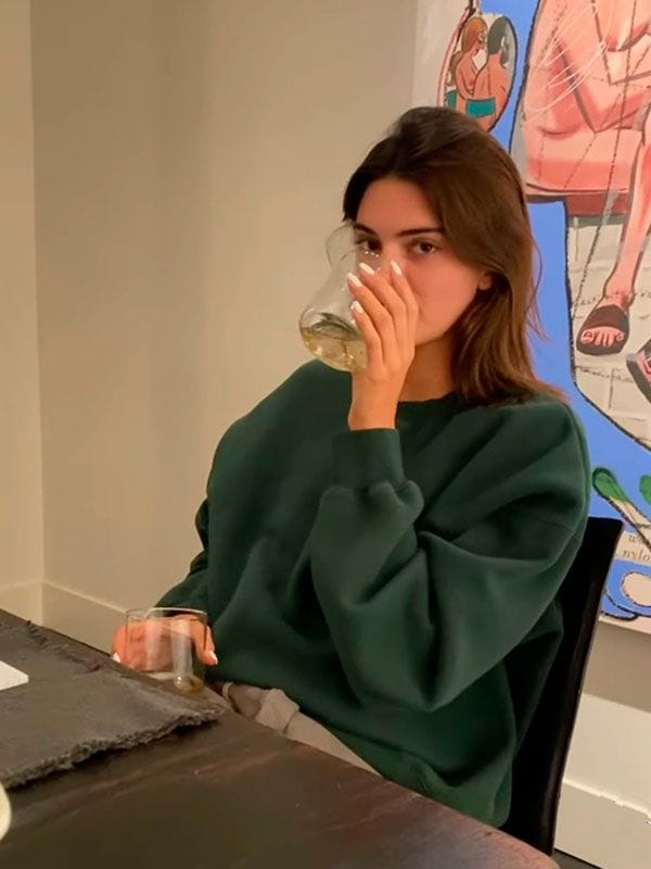 Kendall Jenner catando su tequila 818