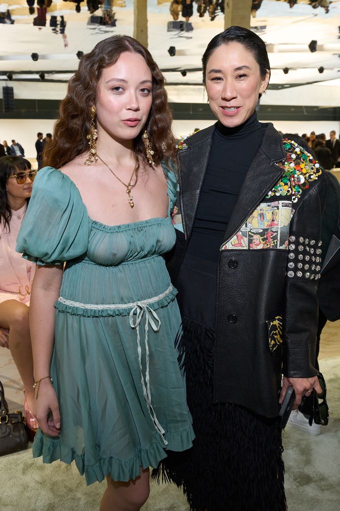 Laufey y Eva Chen en el desfile de Chloé 