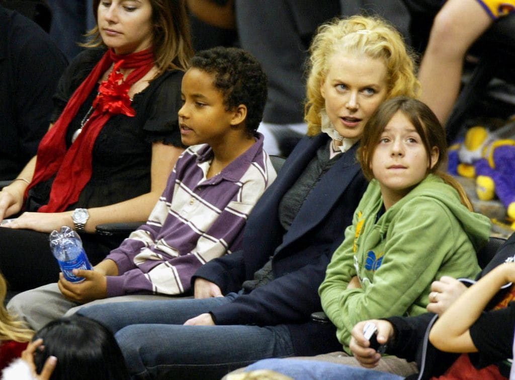 Nicole Kidman con sus hijos Bella y Connor en un partido de Los Ángeles Lakers (25 de diciembre de 2004)