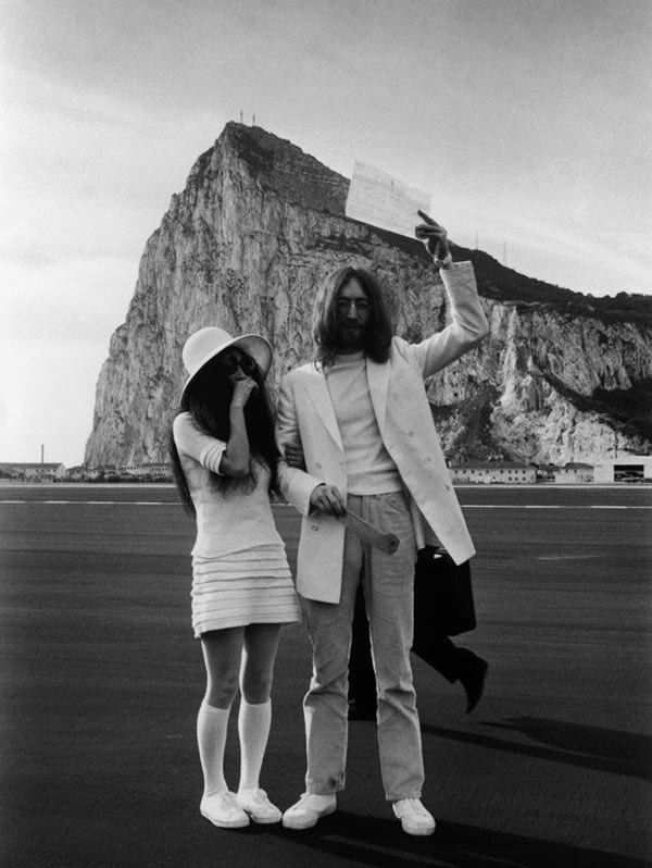 Lennon y Ono contrajeron matrimonio en Gibraltar el 25 de marzo de 1969. En la imagen, el músico muestra orgulloso certificado de matrimonio  