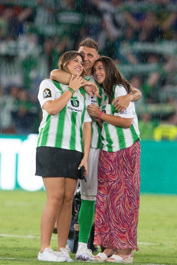 El emotivo adiós de Joaquín arropado por su mujer y sus hijas