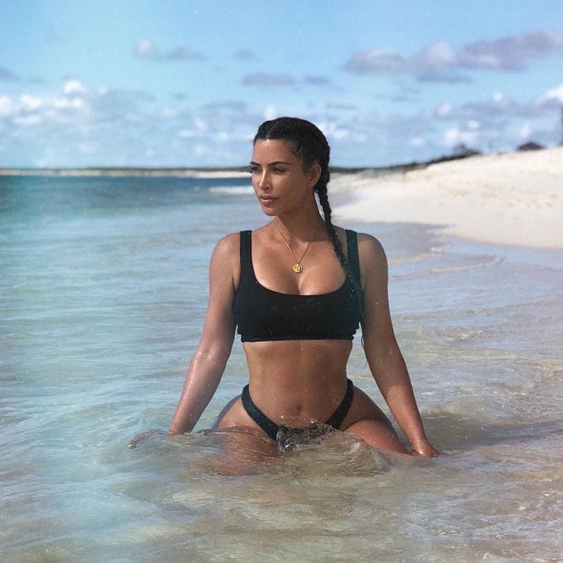 kim_kourtney_kardashian_bikini_15a