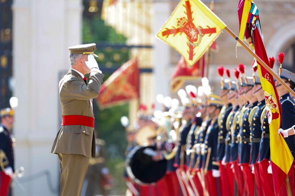 El rey Felipe pasando revista durante la entrega de los despachos de empleo en la academia general militar de Zaragoza, el 3 de julio de 2024