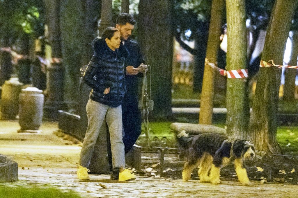 Ana de Armas y su novio, Manuel Anido, pasean con su mascota y demuestran su amor por las calles de Madrid.