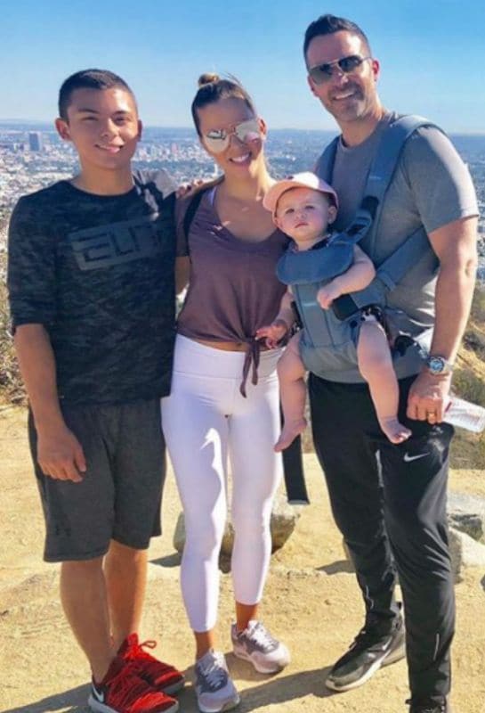 Ximena Duque con moño alto y lentes oscuros en la montaña con su familia 