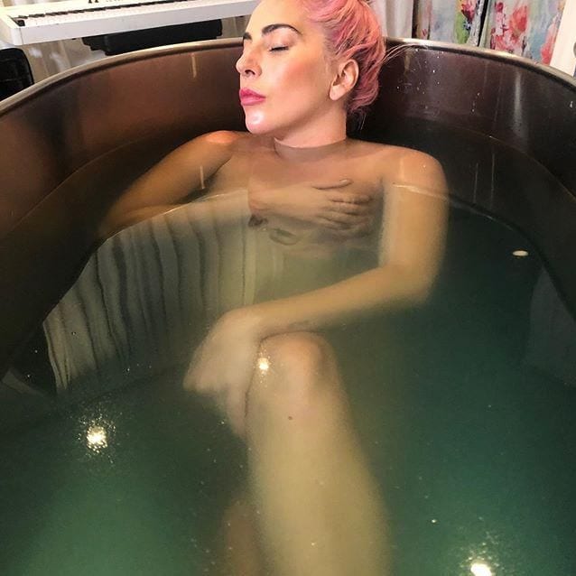 Lady gaga relajada en una bañera de agua caliente