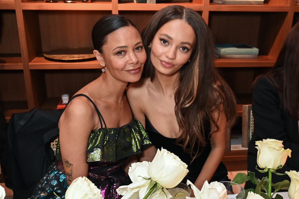 Thandiwe Newton y Nico Parker en la cena de Lancôme el 17 de septiembre de 2024 en Londres