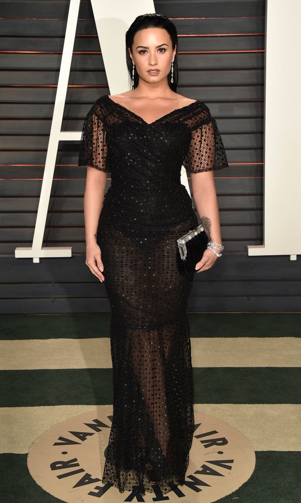 demi lovato con vestido see through negro de dolce and gabbana