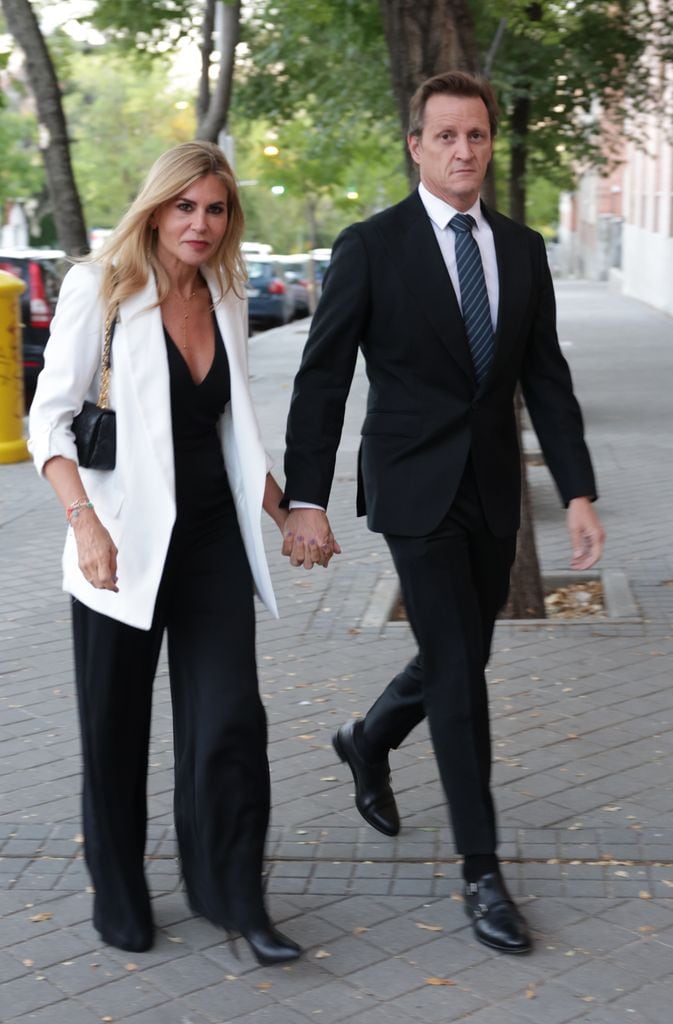 Patricia Cerezo y su novio en el funeral de Paco Camino el 1 de octubre de 2024 en Madrid 