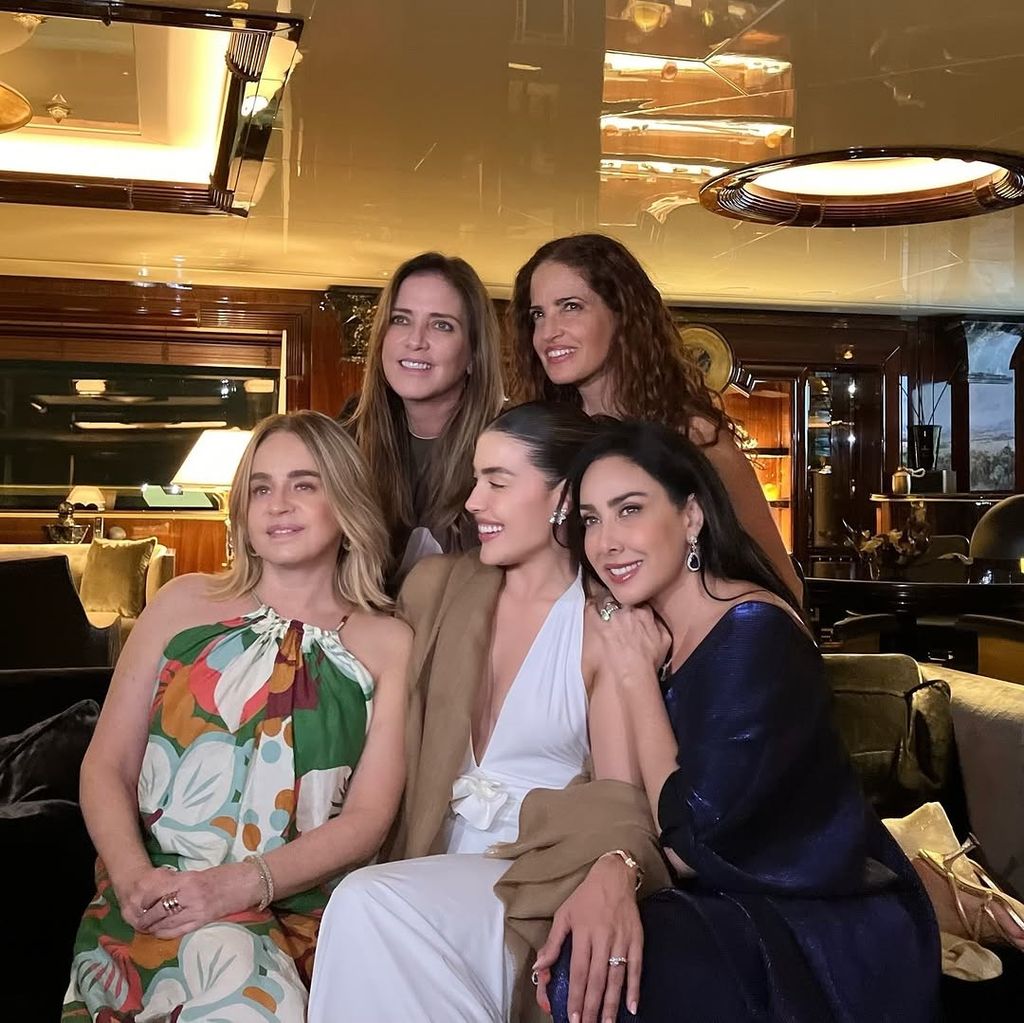 La esposa del empresario también compartió esta imagen con sus otras amigas invitadas a esta cena.