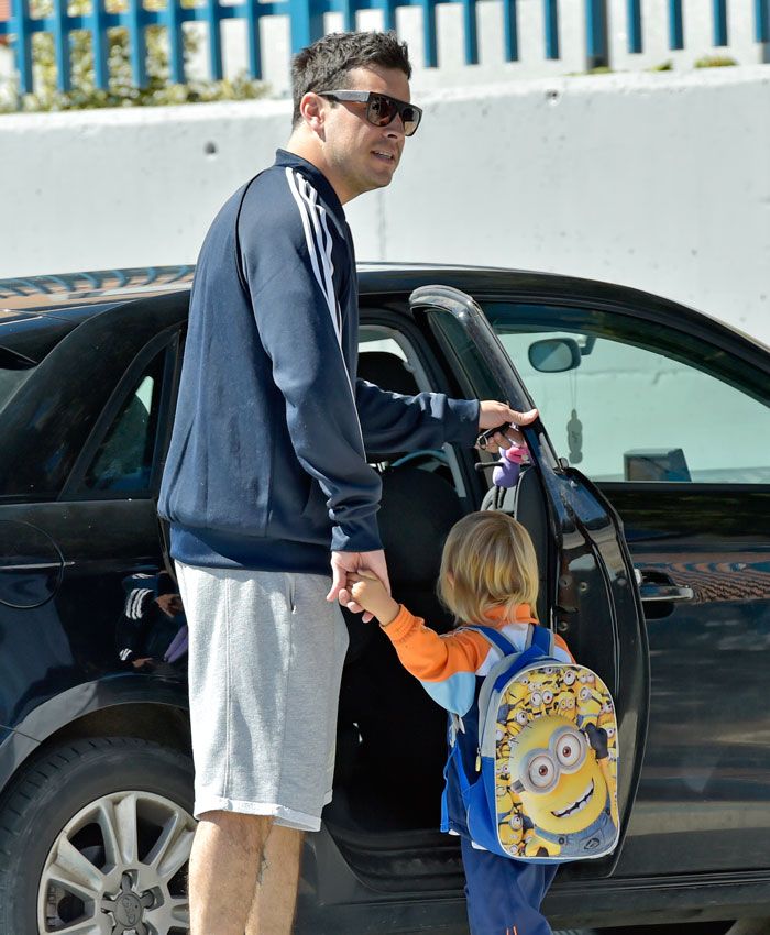 Mario Casas recogiendo del colegio a Daniel, su hermano pequeño