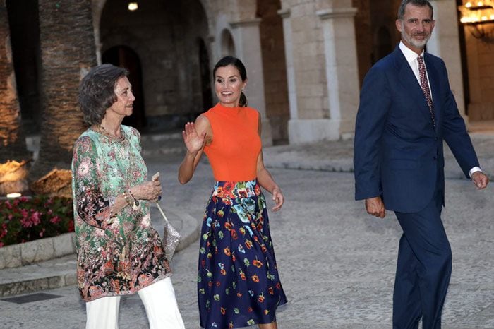 Los reyes Felipe y Letizia, acompañados por la reina Sofía, reciben a la sociedad balear en el Palacio de la Almudaina