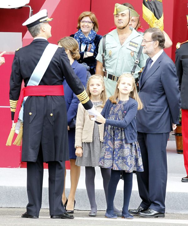 El desfile ha concluido a las 12:12 horas, momento en el que los Reyes y sus hijas han abandonado la tribuna
