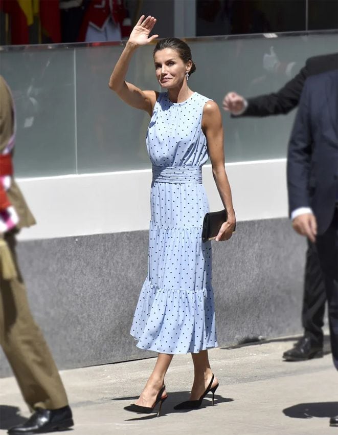 La reina Letizia arrasa con una blusa abullonada y una falda sevillana de flores en el Día de las Fuerzas Armadas 2023