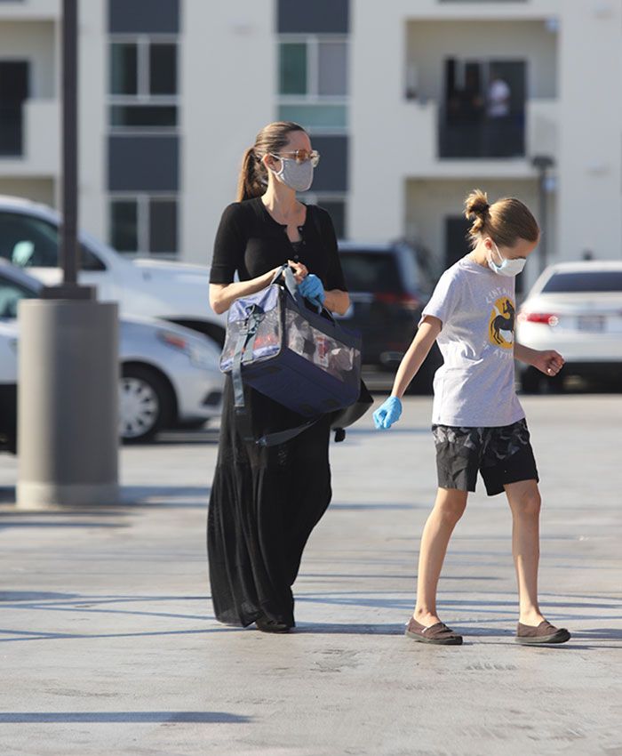 Angelina Jolie y Vivienne Jolie-Pitt en una tienda de animales