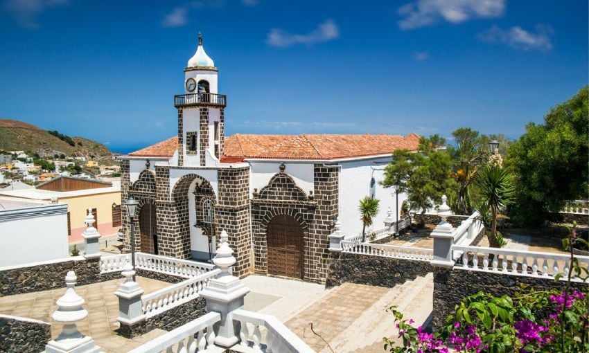 plaza e iglesia en valverde capital de la isla de el hierro