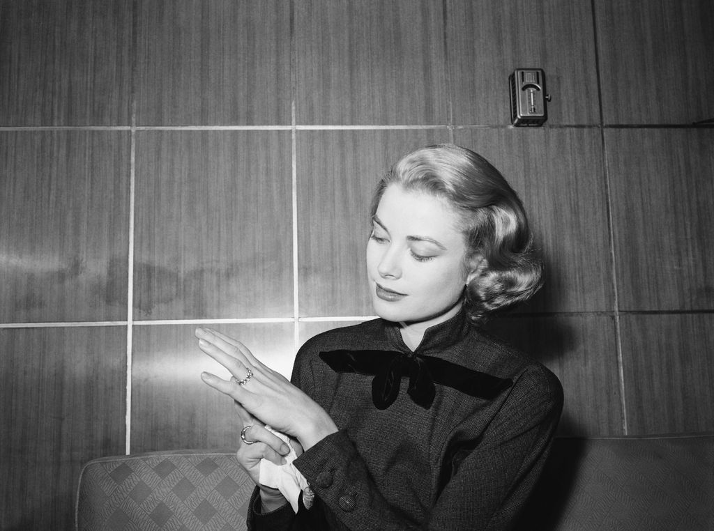 Grace Kelly portó joyería de Cartier en su compromiso y tuvo dos anillos especiales que le entregó el príncipe Rainiero III de Mónaco 