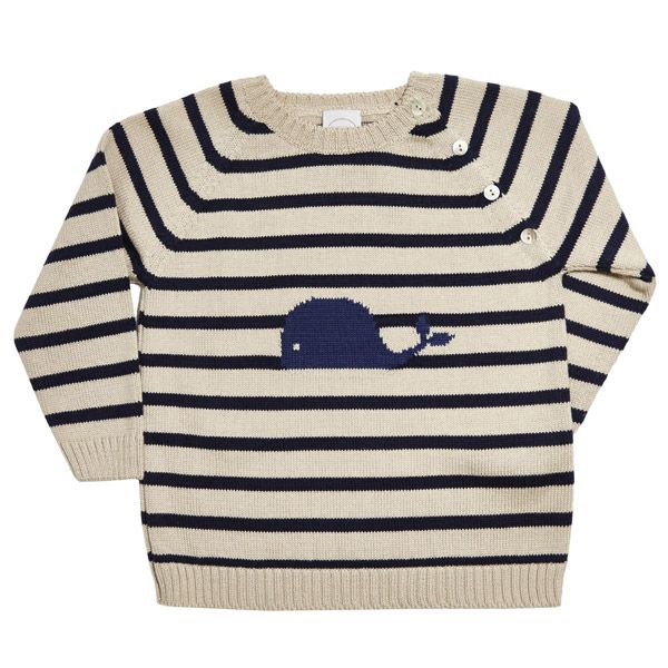 El simpático jersey de estilo navy, con rayitas y una ballena, se puede encontrar en la web de la firma Pepa & Co, de 50 euros fue rebajado a 40 euros, aunque ahora –como todo lo que luce George- no se encuentra en stock, aunque sí la misma versión en rojo
