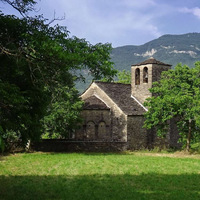 Iglesia románica de Santa Eulalia en la localidad de Orós Bajo.