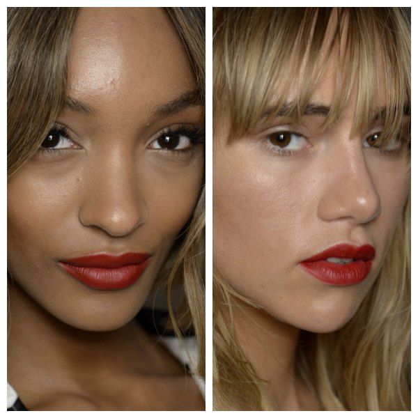 MODELOS 'OFF DUTY': Las tops Jourdan Dunn y Sookie Waterhouse, en el backstage de Burberry, con el rouge de labios diseñado para el beauty look de la primavera-verano 2015. 