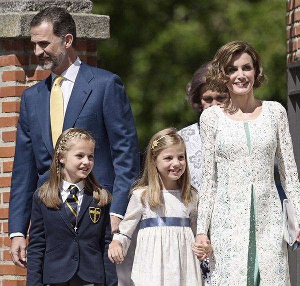 La Reina ha vestido en la Comunión de la princesa Leonor un vestido de seda cady verde mayo y un abrigo en guipur ricamato bordado a mano en 6 tonos de hilo verde de su diseñador de cabecera Felipe Varela, un conjunto de la misma línea y la misma exquisitez de su atuendo más relevante, el de la proclamación
